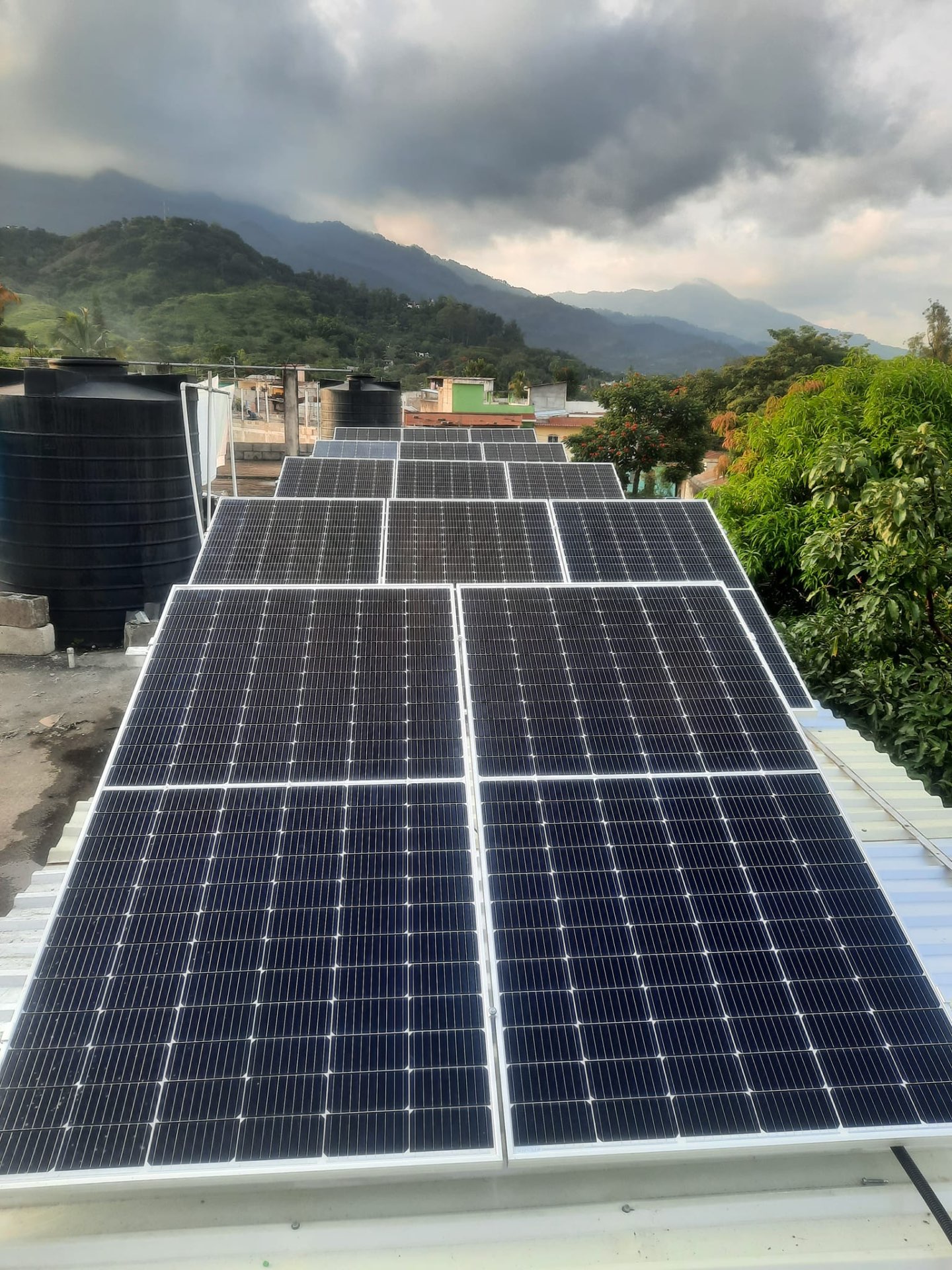 Paneles solares con vista a montañas