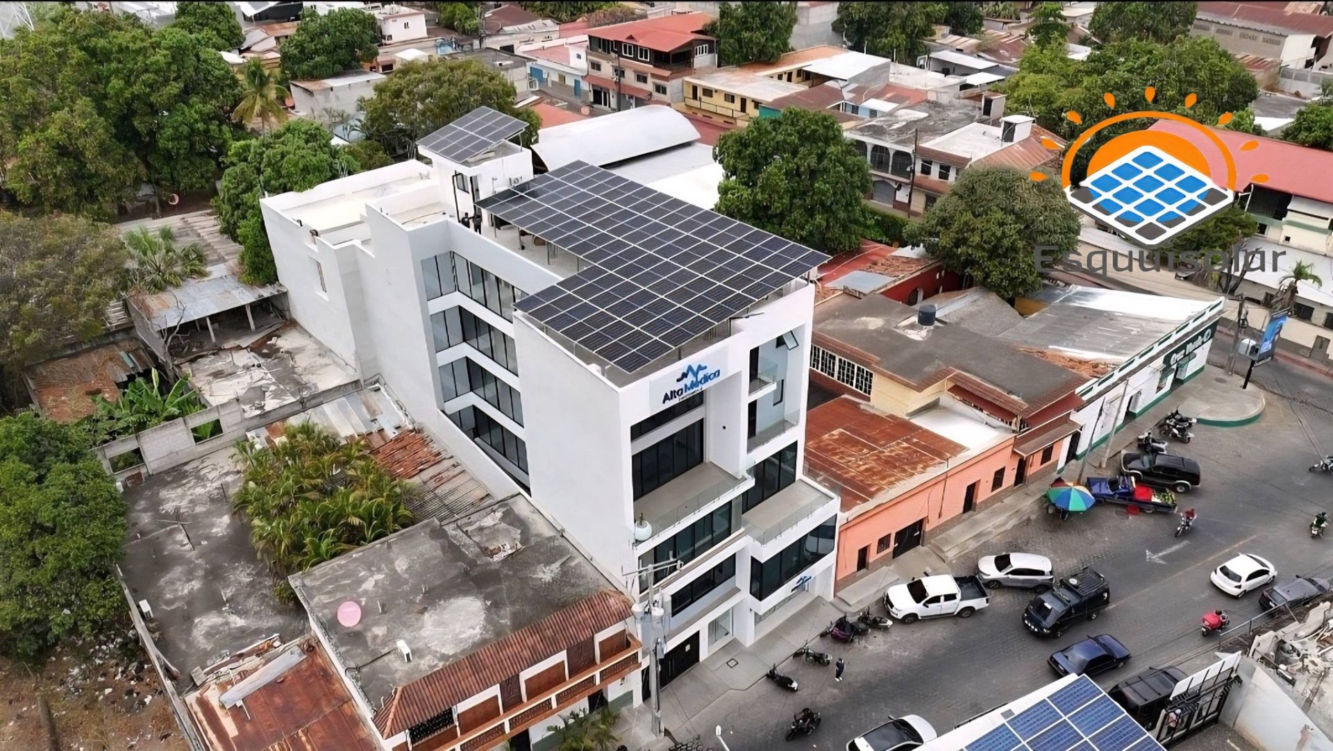 Edificio Alta Médica con paneles solares Esquisolar